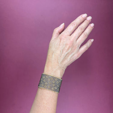 Brazalete Telar Dorado Grueso Miniflor Gris Traslucido